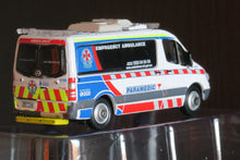 Load image into Gallery viewer, 1:76 Ambulance Victoria Diecast Model Ambulance (Metropolitan - 6109)